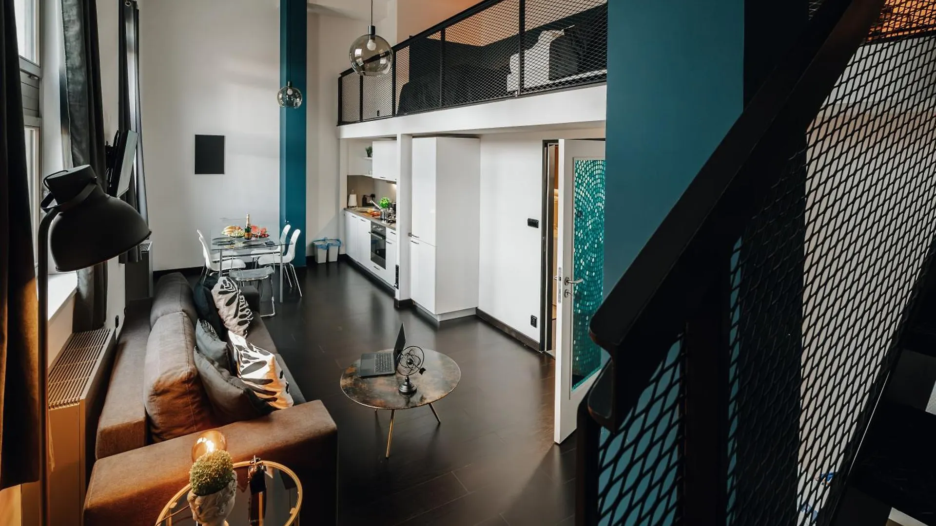 Modern Loft With Airhokey In City Centre Praha